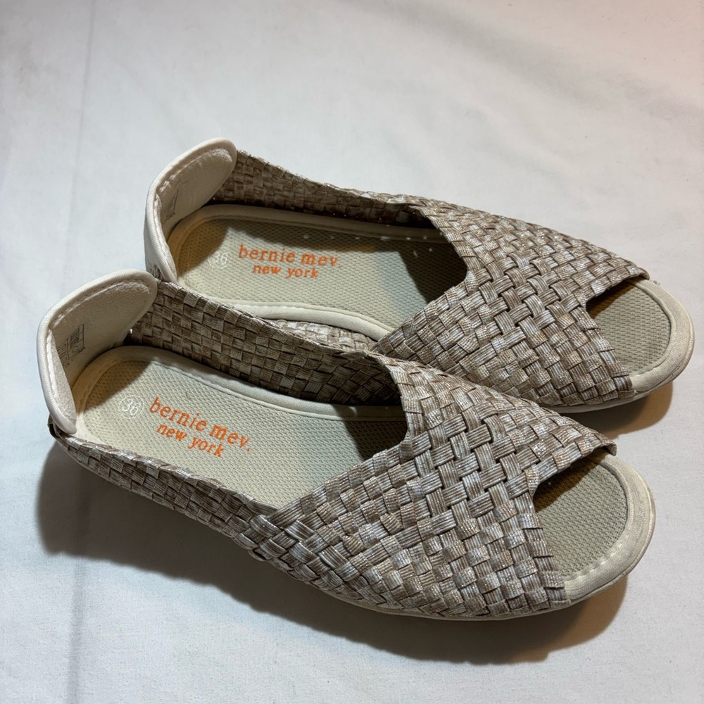 Bernie Mev Woven Peep-Toe Flats in Taupe slip ons sz 5-6
